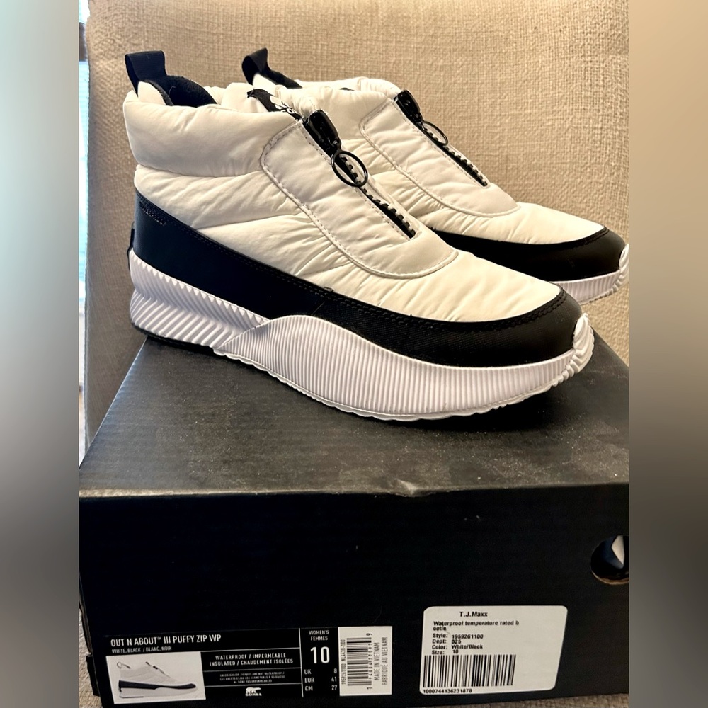 Sorel Women’s Out N About III Puffy Zip Water Proof Booties. Size 10.